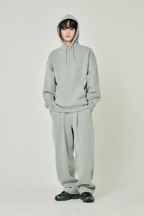 부드러운 기모 안감으로 따뜻함을 더한 베이직 기모 스웨트 오버 후드티입니다. 넉넉한 오버핏으로 편안한 착용감을 선사하며, 캐주얼하고 미니멀한 스타일을 연출합니다. 데일리룩, 집콕룩, 산책룩 등 다양한 TPO에 활용하기 좋습니다. 무지 디자인에 그레이 컬러로 어떤 스타일에도 쉽게 매치할 수 있으며, 긴 소매와 후드 디자인으로 보온성을 높였습니다. 포켓 디테일로 실용성까지 갖춘 가을, 겨울 필수템입니다.
