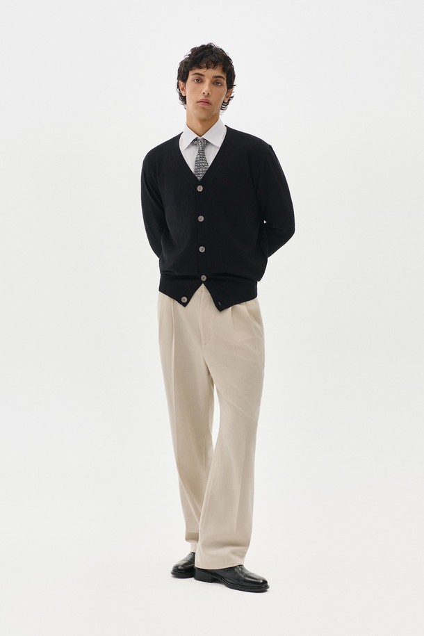 트래드클럽 베이직 가디건은 봄, 가을에 어울리는 남녀 공용 의류입니다. 부드러운 울과 아크릴 혼방 소재로 제작되어 편안한 촉감을 제공하며, 레귤러 핏과 V넥 디자인으로 어떤 스타일에도 잘 어울립니다. 블랙 컬러의 무지 패턴에 긴 소매 기장, 버튼 여밈 방식으로 클래식하고 미니멀한 분위기를 연출합니다. 출근룩과 비즈니스 캐주얼에 활용하기 좋으며, 베이직한 디자인으로 기본 가디건으로 활용하기 좋습니다.
