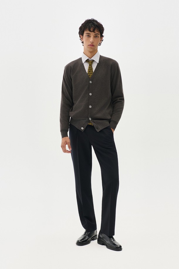 트래드클럽 베이직 가디건은 여성 고객을 위한 데일리 니트 가디건입니다. 부드러운 촉감의 니트 소재로 제작되었으며, 봄, 가을에 착용하기 좋은 얇은 두께감입니다. 레귤러핏에 V넥 디자인, 긴 소매, 무지 패턴의 블랙 컬러로, 클래식하고 미니멀한 스타일을 연출합니다. 싱글 버튼 여밈 방식이며, 출근룩, 오피스룩, 데이트룩 등 다양한 TPO에 활용 가능합니다.
