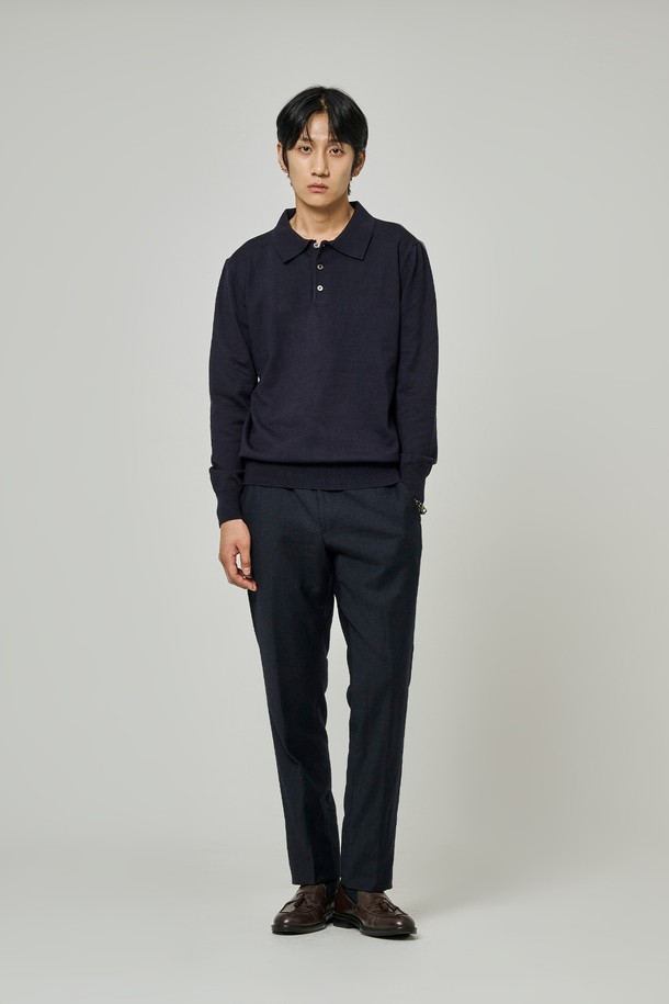 트래드클럽 베이직 폴로 니트는 부드러운 촉감의 니트 소재로 제작되어 봄, 가을에 착용하기 좋은 긴소매 폴로넥 상의입니다. 레귤러 핏으로 제작되었으며, 베이직하고 클래식한 스타일을 연출합니다. 네이비 컬러에 무지 패턴으로 디자인되어 다양한 하의와 매치하기 용이합니다. 폴로 카라와 단추 디테일이 돋보이며, 데이트룩 또는 비즈니스 캐주얼에 활용하기 좋습니다. 미니멀하고 캐주얼한 스타일을 즐기는 분들께 추천합니다.
