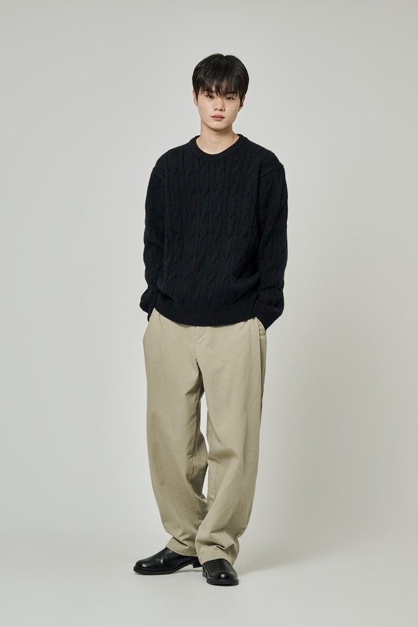 트래드클럽 케이블 니트는 남성용 상의로, 가을과 겨울에 따뜻하게 입을 수 있는 두꺼운 울 소재의 니트웨어입니다. 클래식하고 베이직한 스타일의 라운드넥 디자인이며, 레귤러핏으로 제작되어 편안한 착용감을 선사합니다. 케이블 패턴이 돋보이는 블랙 컬러의 긴소매 니트로, 출근룩이나 데이트룩과 같은 일상적인 TPO에 활용하기 좋습니다. 미니멀, 캐주얼 룩에도 잘 어울려 다양한 스타일을 연출할 수 있습니다. 부드러운 촉감과 겨울용 니트 특유의 포근함으로, 추운 날씨에도 따뜻하고 스타일리시하게 연출해 보세요.
