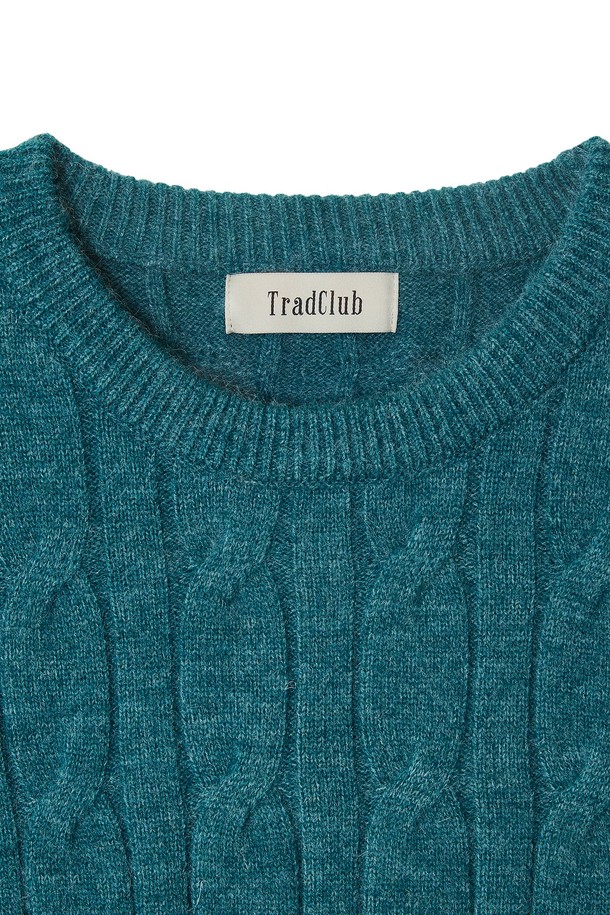 트래드클럽 케이블 니트는 여성스러운 무드를 연출하는 클래식하고 베이직한 디자인의 상의입니다. 부드러운 니트 소재로 제작되어 가을과 겨울에 따뜻하게 착용할 수 있으며, 라운드넥과 긴소매, 크롭 기장으로 세련된 핏을 선사합니다. 그린과 청록색 두 가지 컬러로 출시되어 데이트룩, 모임룩 등 다양한 TPO에 활용 가능합니다. 특히 퍼프소매와 케이블 패턴이 돋보여 미니멀하면서도 캐주얼한 스타일을 완성합니다. 레귤러핏으로 편안하게 착용할 수 있으며, 부드러운 촉감이 특징입니다.
