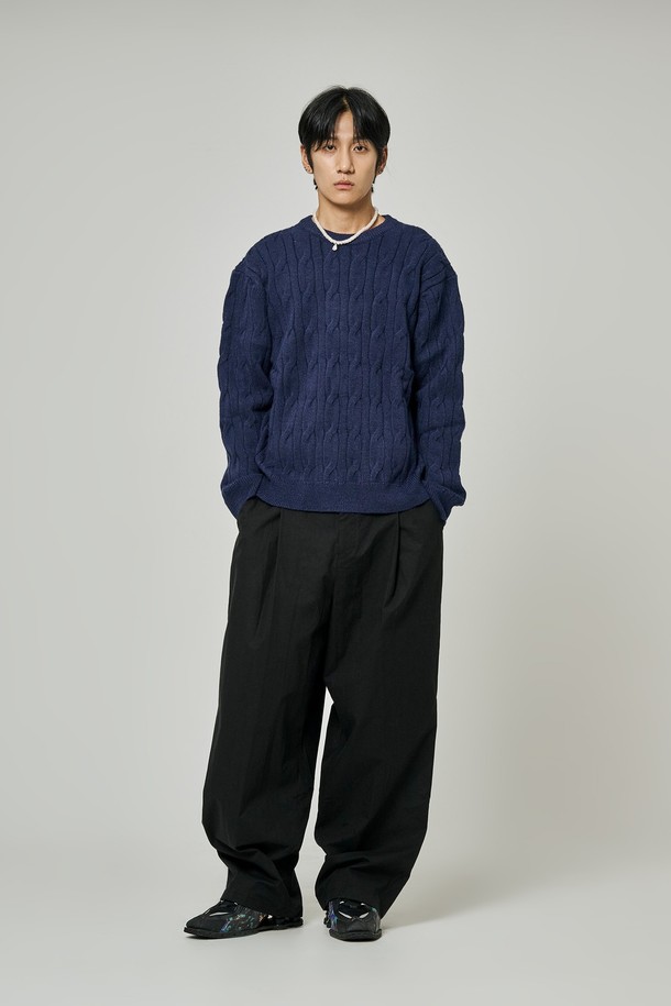 트래드클럽 케이블 니트는 여성용 상의로, 가을과 겨울에 따뜻하게 착용하기 좋은 아이템입니다. 네이비 컬러의 레귤러핏으로, 라운드넥과 긴 소매 디자인이 특징입니다. 두꺼운 울 소재로 제작되어 부드러운 촉감을 선사하며, 케이블 니트 짜임이 돋보여 클래식하고 베이직한 스타일을 연출합니다. 크롭 기장으로 세련된 핏을 강조하여 미니멀한 스타일을 완성할 수 있습니다.
