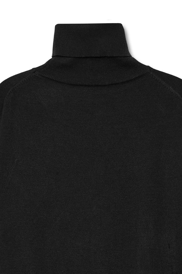 트래드클럽 베이직 폴라넥 니트는 가을, 겨울 시즌에 어울리는 공용 니트입니다. 부드러운 촉감의 니트 소재로 제작되었으며, 두꺼운 두께감으로 따뜻하게 착용할 수 있습니다. 레귤러핏에 긴 소매, 터틀넥 디자인으로 클래식하고 미니멀한 스타일을 연출합니다. 출근룩과 모임룩에 활용하기 좋으며, 무지 디자인의 블랙 컬러로 다양한 스타일에 매치하기 용이합니다.
