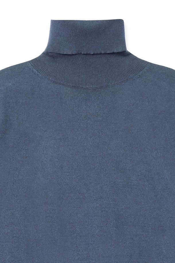 트래드클럽 베이직 폴라넥 니트는 가을, 겨울 시즌에 어울리는 공용 제품입니다. 울과 아크릴 혼방 소재로 제작되어 부드러운 촉감을 선사하며, 두꺼운 두께감으로 따뜻하게 착용할 수 있습니다. 베이직하고 클래식한 디자인에 레귤러핏으로 제작되어 출근룩뿐만 아니라 다양한 스타일에 활용하기 좋습니다. 시원한 블루 컬러와 무지 패턴으로 미니멀하고 세련된 분위기를 연출합니다. 긴 소매와 터틀넥 디자인이 특징이며, 데일리 니트로 활용하기 좋습니다.
