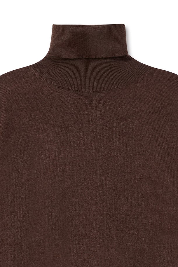 트래드클럽 베이직 폴라넥 니트는 가을과 겨울, 출근룩과 데이트룩에 모두 잘 어울리는 베이직하고 클래식한 스타일의 니트입니다. 부드러운 울 소재로 제작되어 포근한 착용감을 선사하며, 두꺼운 두께감으로 따뜻함을 더했습니다. 레귤러핏에 긴 소매, 터틀넥 디자인으로 보온성을 높였으며, 브라운 컬러와 무지 패턴으로 미니멀하고 세련된 분위기를 연출합니다. 데일리룩에 활용하기 좋은, 활용도 높은 아이템입니다.
