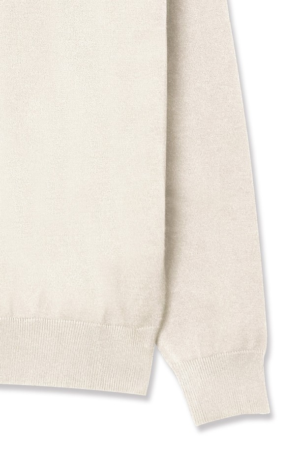 트래드클럽 베이직 폴라넥 니트는 가을과 겨울, 일상 및 출근룩, 모임룩에 모두 어울리는 공용 니트입니다. 아이보리, 화이트 두 가지 색상으로 출시되었으며, 부드러운 촉감의 울과 아크릴 혼방 소재로 제작되어 따뜻함을 선사합니다. 레귤러핏에 두꺼운 두께감, 긴 소매 기장으로 보온성을 높였으며, 베이직하고 클래식한 디자인으로 어떤 스타일에도 매치하기 용이합니다. 미니멀, 캐주얼 스타일을 선호하는 고객에게 추천합니다.
