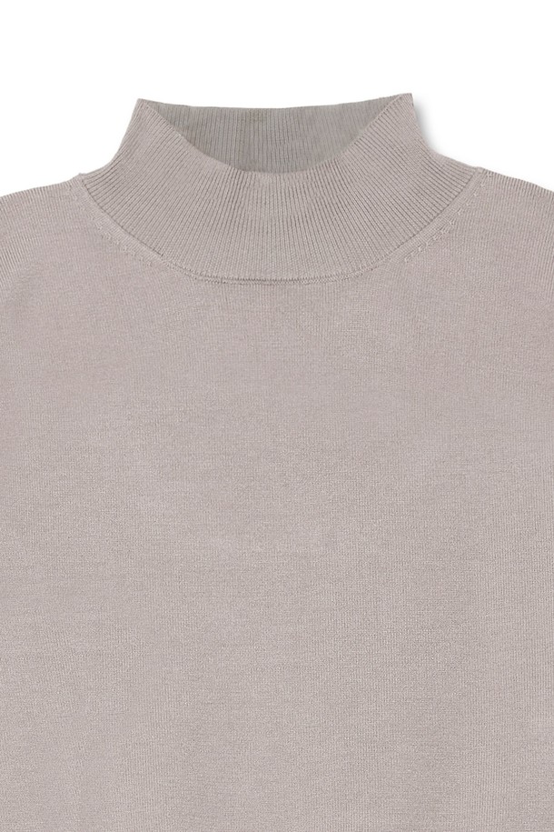 트래드클럽 베이직 하프 폴라넥 니트는 부드러운 울 소재로 제작되어 가을과 겨울에 따뜻하게 착용할 수 있는 남녀 공용 니트입니다. 베이직하고 클래식한 디자인으로 출근룩, 모임룩 등 다양한 TPO에 활용 가능하며, 미니멀, 캐주얼 스타일을 연출하기 좋습니다. 하프 폴라넥 스타일과 레귤러핏, 긴소매 기장으로 편안한 착용감을 선사하며, 무지 디자인과 베이지 컬러가 세련된 분위기를 더합니다. 두께감 있는 소재로 제작되어 보온성을 높였으며, 부드러운 촉감으로 피부에 닿는 느낌이 좋습니다.
