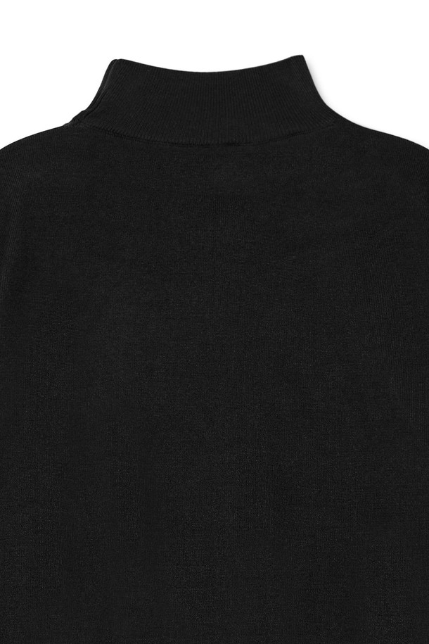 트래드클럽 베이직 하프 폴라넥 니트는 가을과 겨울, 쌀쌀한 날씨에 따뜻하게 착용할 수 있는 남녀 공용 니트입니다. 베이직한 디자인으로 유행을 타지 않아 오랫동안 활용 가능하며, 레귤러 핏과 긴 소매 기장으로 편안한 착용감을 선사합니다. 부드러운 니트 소재와 하프넥 디자인이 특징이며, 어떤 스타일에도 잘 어울리는 블랙 컬러로 제작되었습니다. 미니멀, 클래식, 캐주얼 등 다양한 스타일을 연출할 수 있어 활용도가 높습니다. 두꺼운 두께감으로 보온성을 높여 추운 날씨에도 따뜻하게 몸을 감싸줍니다.
