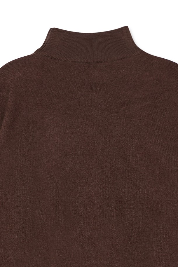 **트래드클럽 베이직 하프 폴라넥 니트**는 가을과 겨울, 일상에서 활용하기 좋은 공용 니트입니다. 부드러운 촉감의 니트 소재로 제작되었으며, 두꺼운 두께감으로 따뜻하게 착용할 수 있습니다. 베이직하고 클래식한 디자인에 레귤러 핏, 하프넥 디테일이 더해져 다양한 스타일을 연출하기 좋습니다. 출근룩이나 모임룩 등 TPO에 맞춰 클래식, 미니멀, 캐주얼 스타일을 완성해보세요. 브라운 컬러의 긴소매 디자인으로, 어떤 옷에도 쉽게 매치할 수 있는 활용도 높은 아이템입니다.
