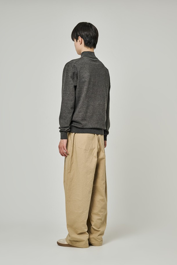 트래드클럽 베이직 하프 폴라넥 니트는 가을, 겨울 시즌을 위한 공용 니트/스웨터입니다. 부드러운 울과 아크릴 혼방 소재로 제작되어 포근한 착용감을 선사하며, 레귤러핏과 레귤러 기장으로 편안하게 착용 가능합니다. 베이직하고 클래식한 디자인에 하프 폴라넥 스타일이 더해져 세련된 느낌을 줍니다. 무지 패턴의 그레이 컬러로 다양한 출근룩과 모임룩, 클래식, 미니멀, 캐주얼 스타일 모두 소화 가능합니다.
