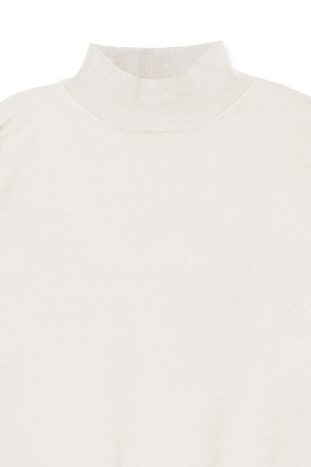 트래드클럽 베이직 하프 폴라넥 니트는 가을, 겨울 시즌에 어울리는 상의입니다. 아이보리, 화이트 두 가지 색상으로 출시되었으며, 부드러운 니트 소재로 제작되어 편안한 착용감을 선사합니다. 레귤러핏으로 제작되어 베이직하고 클래식한 스타일을 연출하며, 하프넥과 폴라넥 디자인으로 보온성을 높였습니다. 무지 디자인에 긴소매로, 미니멀하고 세련된 룩을 완성할 수 있습니다.
