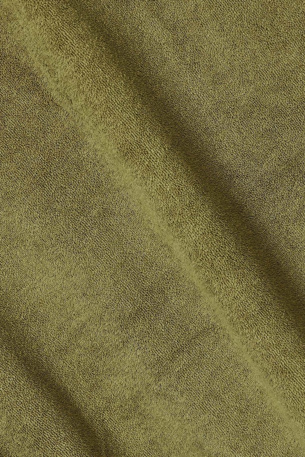 부드러운 부클 소재로 제작되어 포근한 착용감을 선사하는 여성용 부클 포켓 가디건입니다. 카키와 올리브 두 가지 색상으로 출시되어 데이트룩, 모임룩 등 다양한 TPO에 활용 가능하며, 캐주얼 및 미니멀 스타일을 즐겨 입는 분들께 추천합니다. 라운드넥 디자인에 긴 소매 기장, 크롭 기장으로 세련된 핏을 연출하며, 두꺼운 두께감으로 가을, 겨울 시즌 따뜻하게 입을 수 있습니다. 무지 디자인과 포켓 디테일이 더해져 베이직하면서도 실용적인 매력을 더합니다.
