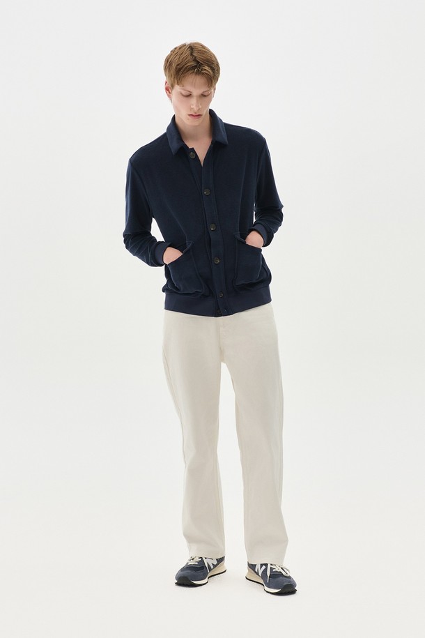 부드러운 촉감의 네이비 컬러 부클 포켓 가디건입니다. 울과 아크릴 혼방 소재로 제작되어 가을과 겨울에 따뜻하게 착용할 수 있습니다. 넉넉하고 편안한 레귤러핏에 라운드넥 디자인으로, 베이직하면서도 캐주얼한 스타일을 연출합니다. 긴 소매와 포켓 디테일이 실용성을 더하며, 출근룩과 모임룩, 캐주얼, 클래식, 미니멀한 스타일 모두 소화 가능합니다. 두께감 있는 소재로 포근함을 선사합니다.
