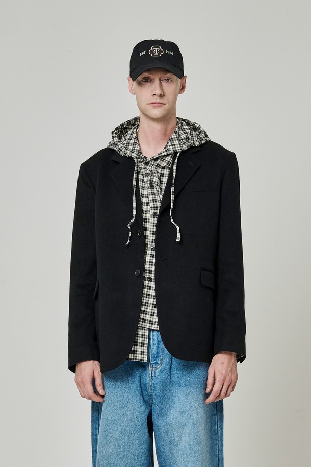 런던 솔리드 울 오버 블레이저는 남성용 아우터로, 가을과 겨울에 착용하기 좋습니다. 블랙 컬러의 무지 디자인으로 클래식하고 미니멀한 스타일을 연출하며, 오버핏으로 편안한 착용감을 제공합니다. 싱글 버튼 여밈 방식과 레귤러 기장의 블레이저로, 울 소재 특유의 두꺼운 두께감이 특징입니다. 오피스룩, 비즈니스 캐주얼, 모임룩 등 다양한 TPO에 시크하게 매치할 수 있습니다. 긴 소매 기장의 솔리드 디자인으로 세련된 분위기를 더합니다.
