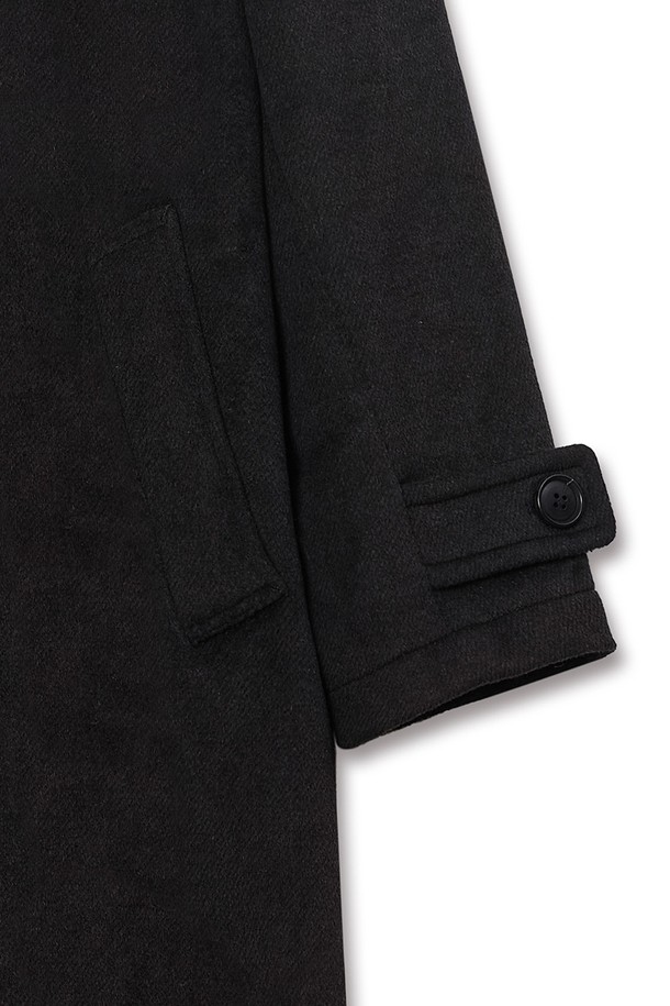 켄싱턴 솔리드 울 오버 발마칸 코트는 남녀 모두 착용 가능한 블랙 컬러의 발마칸 코트입니다. 가을과 겨울에 어울리는 두꺼운 두께감의 울 소재로 제작되어 보온성을 높였습니다. 싱글 버튼 여밈 방식과 오버핏 디자인으로 클래식하면서도 미니멀한 스타일을 연출하며, 출근룩, 모임룩, 데이트룩 등 다양한 TPO에 활용 가능합니다. 긴 소매 기장과 칼라 디테일, 포켓 디자인이 특징입니다. 클래식, 미니멀, 시크한 스타일을 즐기는 분들께 추천합니다.
