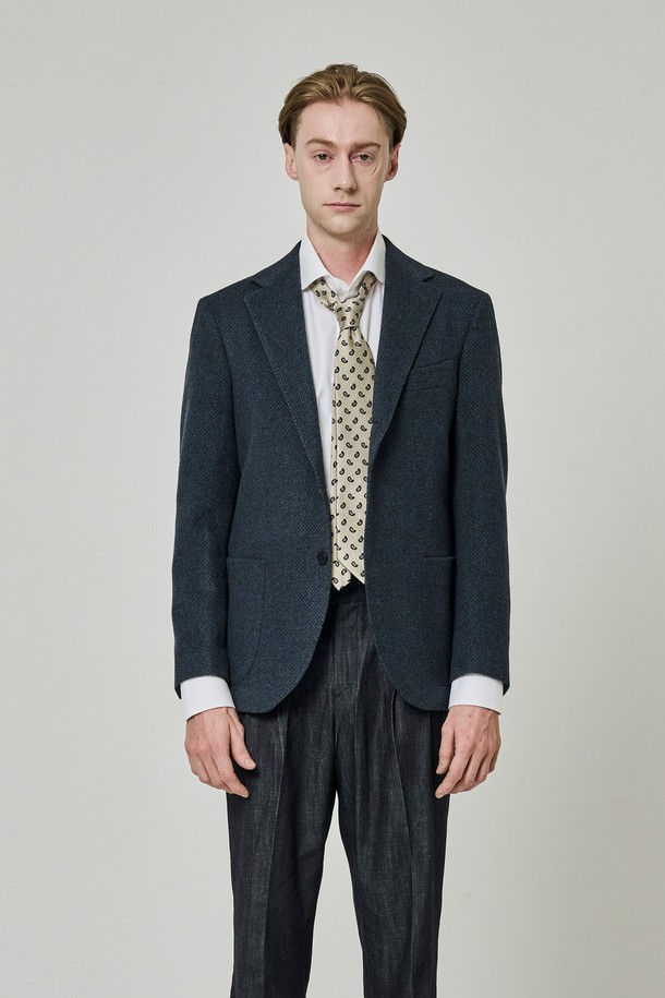 네이비 컬러의 피카딜리 헤링본 윈터 블레이저입니다. 클래식하고 미니멀한 스타일로, 오피스룩, 비즈니스 캐주얼, 출근룩에 적합합니다. 울 소재로 제작되어 두꺼운 두께감을 자랑하며, 겨울 시즌 따뜻하게 착용할 수 있습니다. 헤링본 패턴과 싱글 버튼 디자인이 특징이며, 레귤러 핏과 긴 소매 기장으로 제작되었습니다.
