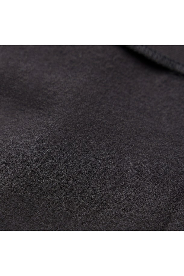 **투턱 기모 와이드 슬랙스**는 남녀 모두 착용 가능한, 가을과 겨울에 어울리는 긴 기장의 슬랙스입니다. 베이직하고 클래식한 스타일을 추구하며, 일상, 출근룩, 비즈니스 캐주얼, 그리고 모임룩까지 폭넓게 활용할 수 있습니다. 부드러운 촉감의 기모 소재로 제작되어 두꺼운 두께감과 루즈핏을 제공하여 편안한 착용감을 선사합니다. 무지 디자인에 투턱 디테일이 더해져 미니멀하면서도 시크한 분위기를 연출합니다.
