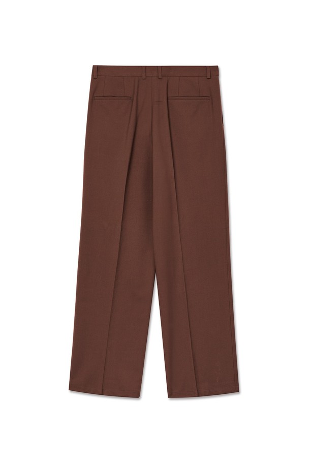 부드러운 기모 안감으로 포근함과 보온성을 갖춘 투턱 기모 와이드 슬랙스입니다. 브라운 컬러의 무지 디자인으로, 베이직하면서도 클래식한 분위기를 연출합니다. 가을, 겨울 시즌에 어울리는 두꺼운 두께감과 긴 기장으로, 루즈핏의 편안한 착용감을 선사합니다. 출근룩, 비즈니스 캐주얼, 모임룩 등 다양한 TPO에 활용 가능하며, 클래식, 미니멀 스타일을 즐기는 분들께 추천합니다. 투턱 디테일이 돋보이는 디자인으로, 스타일리시함을 더했습니다.
