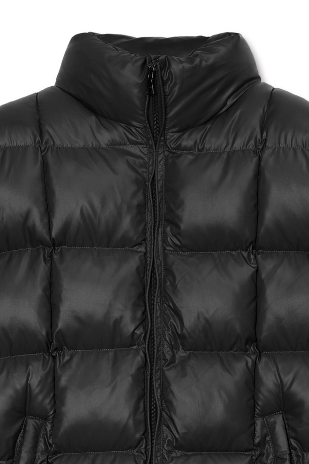 블랙 컬러의 글로시 웰론 패딩은 여성 고객을 위한 캐주얼 스타일의 아우터입니다. 겨울 시즌에 적합하며, 오버핏 크롭 기장으로 트렌디함을 더했습니다. 부드러운 촉감의 나일론 소재와 숏패딩 디자인, 퀄팅 디테일과 광택 마감으로 세련된 느낌을 줍니다. 집업 방식으로 간편하게 착용 가능하며, 집콕룩이나 미니멀한 스타일 연출에 좋습니다.
