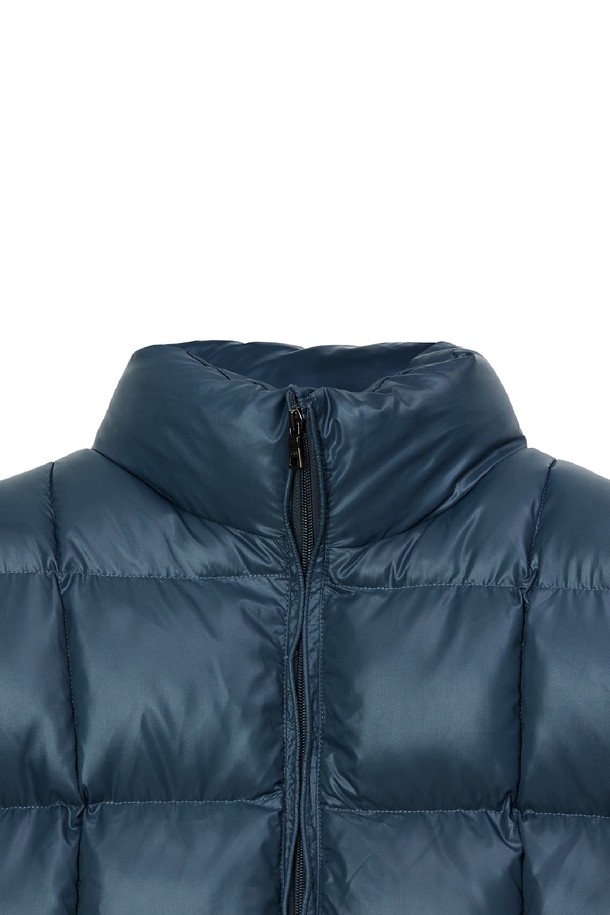 네이비 컬러의 글로시 웰론 패딩입니다. 캐주얼, 베이직 스타일로 일상에서 편안하게 착용하기 좋습니다. 넉넉한 레귤러핏에 집업 스타일로 간편하게 여밀 수 있습니다. 겉감은 나일론, 충전재는 웰론을 사용하여 부드러운 촉감과 두꺼운 두께로 뛰어난 보온성을 제공합니다. 글로시한 광택감이 돋보이는 디자인으로, 겨울철 스타일리시함을 더해줍니다.
