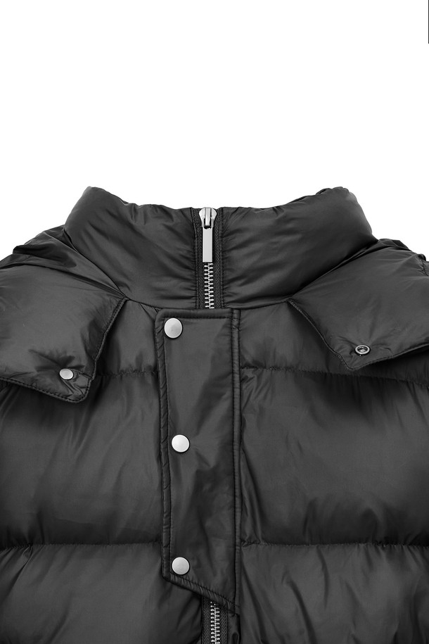 **크롭 후드 패딩**은 여성스러움을 강조하는 **블랙** 컬러의 겨울용 아우터입니다. **오버핏**으로 제작되어 편안한 착용감을 선사하며, **후드** 디자인과 **퀼팅** 디테일이 특징입니다. **나일론**과 **폴리에스테르** 혼방 소재로 제작되어 가볍고 **부드러운** **촉감**을 자랑합니다. **긴소매**와 **집업** 여밈 방식의 **크롭** 기장으로, **캐주얼** 및 **스포티** 스타일을 연출하기에 좋은 아이템입니다.
