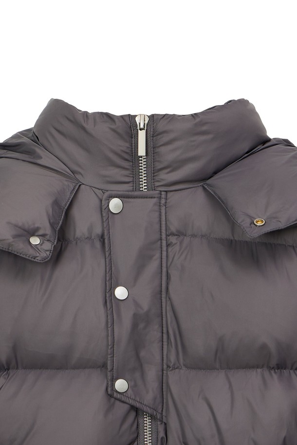 캐주얼 무드의 여성용 크롭 후드 패딩입니다. 부드러운 촉감의 나일론 소재와 두꺼운 두께감으로 겨울철 따뜻하게 착용할 수 있습니다. 레귤러핏으로 편안한 착용감을 선사하며, 무지 디자인과 그레이 컬러로 어떤 스타일에도 쉽게 매치할 수 있습니다. 집업 스타일의 긴 소매, 후드와 퀼팅 디테일이 특징이며 숏 기장으로 활동성을 높였습니다. 안감까지 패딩 처리되어 보온성을 극대화한 데일리 아우터입니다.
