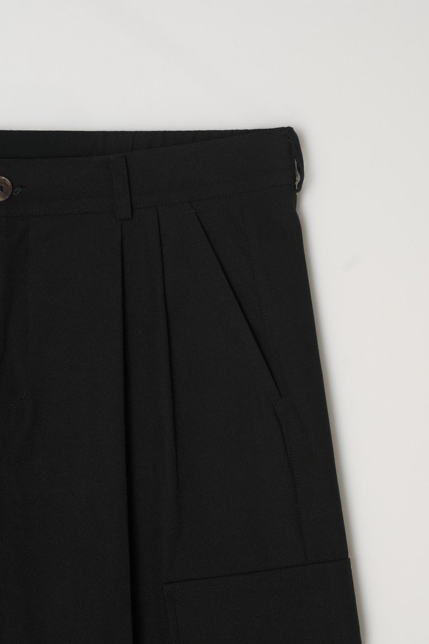 5가지 톤의 컬러로 출시된 투턱 와이드 카고 팬츠입니다. 넉넉한 루즈핏으로 편안한 착용감을 선사하며, 봄, 가을 시즌에 적합합니다. 면 소재로 제작되어 부드러운 촉감을 느낄 수 있으며, 무지 패턴에 투턱 디테일과 카고 포켓으로 디자인 포인트를 더했습니다. 출근룩부터 캠핑룩까지, 캐주얼, 스트릿, 미니멀 스타일 모두 소화 가능한 활용도 높은 아이템입니다. 와이드 핏과 긴 기장으로 트렌디한 스타일을 연출해보세요.
