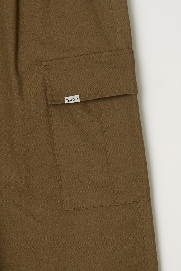 브라운 컬러의 투턱 와이드 카고 팬츠입니다. 넉넉한 루즈핏으로 편안한 착용감을 선사하며, 봄, 여름, 가을 3계절 모두 활용 가능합니다. 면 소재로 제작되어 부드러운 촉감을 느낄 수 있으며, 일상 및 스트릿 스타일 연출에 적합합니다. 와이드한 핏과 투턱 디테일이 트렌디한 무드를 더합니다. 캐주얼한 상의와 매치하여 개성 있는 스타일을 완성해보세요.
