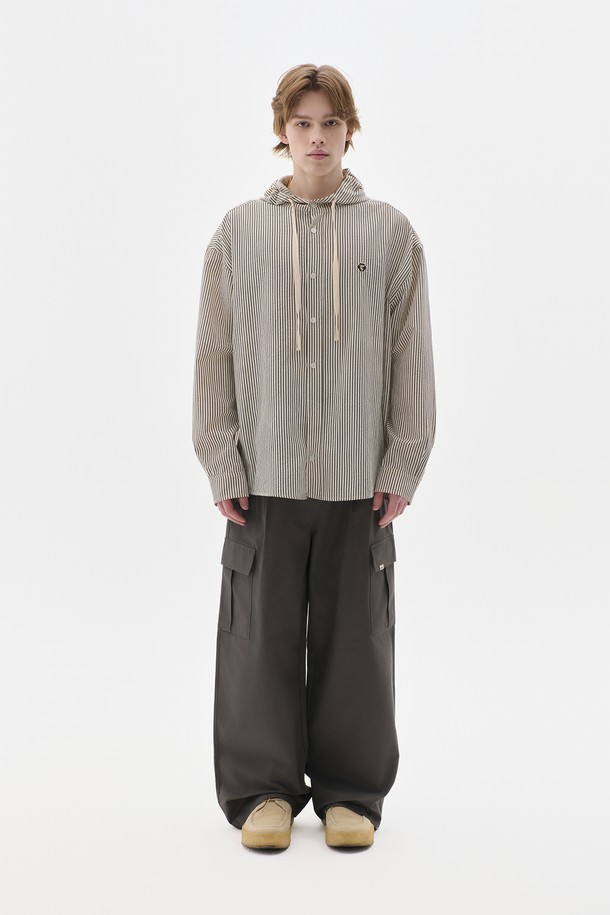 남성들을 위한 투턱 와이드 카고 팬츠입니다. 넉넉한 루즈핏으로 편안한 착용감을 선사하며, 봄, 가을 시즌에 적합합니다. 캐주얼, 스트릿, 미니멀 스타일을 모두 소화할 수 있는 활용도 높은 아이템입니다. 무지 디자인에 카고 포켓 디테일이 더해져 실용적인 수납을 돕습니다. 5가지 다채로운 컬러로 출시되어, 폭넓은 스타일 연출이 가능합니다.
