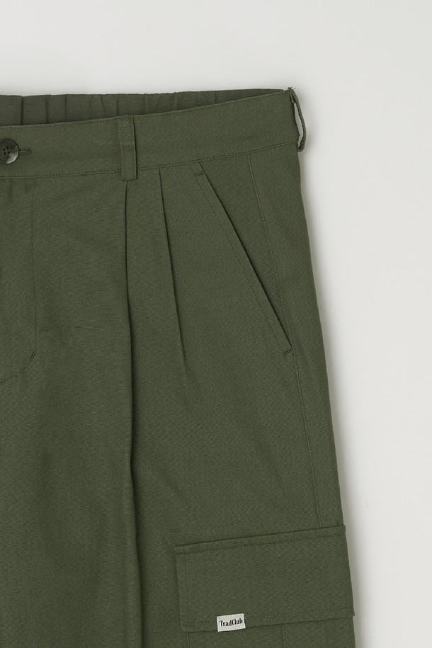 다섯 가지 다채로운 컬러 (카키, 블랙, 베이지, 네이비, 브라운)로 출시된 투턱 와이드 카고 팬츠입니다. 넉넉한 루즈핏과 와이드한 실루엣으로 편안하면서도 트렌디한 스타일을 연출합니다. 면 소재로 제작되어 봄, 가을 간절기에 적합하며, 무지 디자인에 카고 포켓 디테일로 실용성을 더했습니다. 캐주얼, 스트릿, 미니멀 등 다양한 스타일을 소화하며 일상에서 폭넓게 활용할 수 있습니다. 밴딩 없이 투턱 디테일로 포인트를 살려 더욱 세련된 핏을 선사합니다.
