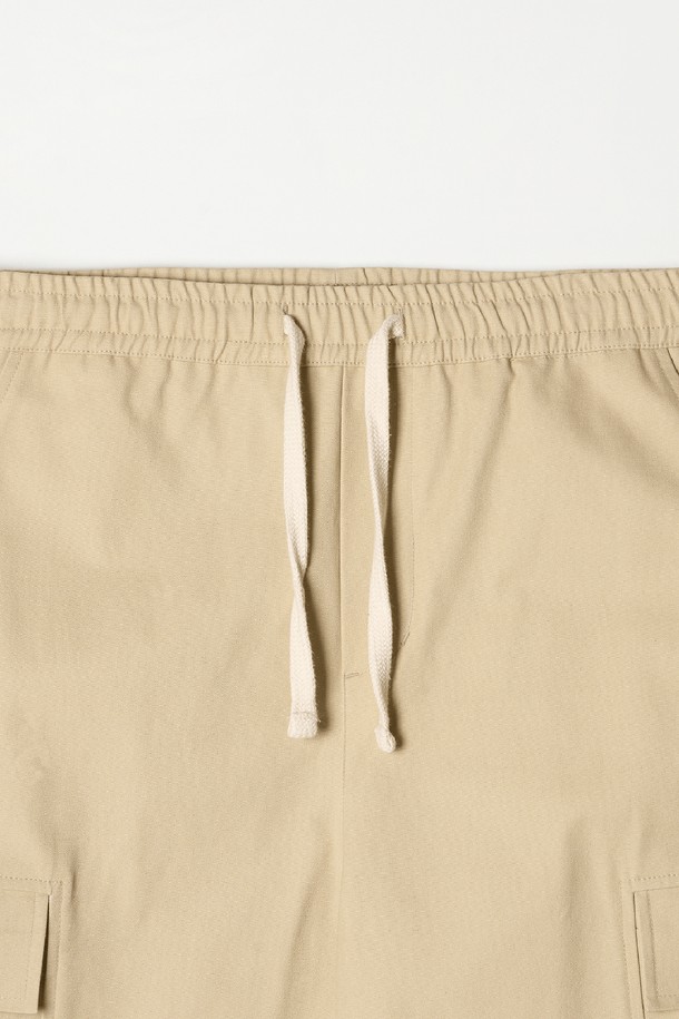 부드러운 면 소재로 제작되어 편안한 착용감을 선사하는 스트링 조거 카고 팬츠입니다. 캐주얼, 스트릿 스타일을 즐기는 분들을 위한 아이템으로, 봄, 여름, 가을 3계절 활용 가능합니다. 루즈핏 조거 바지로 활동성을 높였으며, 허리 밴딩과 스트링 디테일로 편안함과 스타일을 동시에 잡았습니다. 베이지 컬러에 무지 디자인으로 어떤 상의에도 매치하기 용이하며, 카고 포켓으로 수납력까지 갖춘 실용적인 제품입니다. 얇은 두께감으로 시원하게 착용할 수 있습니다.
