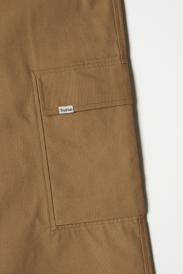 베이직한 디자인에 실용성을 더한 남성용 스트링 조거 카고 팬츠입니다. 부드러운 면 소재로 제작되어 편안한 착용감을 선사하며, 봄, 여름, 가을 시즌에 활용하기 좋습니다. 얇은 두께감과 루즈핏으로 활동성을 높였으며, 밴딩 허리 디자인으로 편안함을 더했습니다. 카고 포켓과 스트링 디테일로 캐주얼, 스트릿, 시티보이 스타일을 모두 소화할 수 있습니다. 베이지, 카키 2가지 컬러로 출시되어 다양한 상의와 매치하여 개성 있는 스타일을 연출해보세요.
