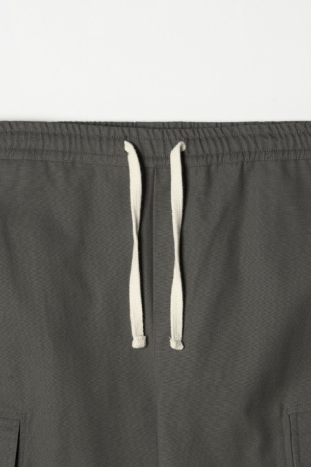 스트링 조거 카고 팬츠 5컬러는 캐주얼, 스트릿, 미니멀 스타일을 모두 아우르는 남성용 반바지입니다. 봄, 여름에 얇게 착용하기 좋으며, 여행룩과 캠핑룩에 활용하기 좋습니다. 면 소재로 제작되어 부드러운 촉감을 선사하며, 릴랙스 핏으로 편안한 착용감을 제공합니다. 허리 밴딩과 스트링, 카고 포켓 디테일이 돋보이는 조거핏 디자인으로, 카키, 올리브 등 5가지 다채로운 컬러로 만나볼 수 있습니다.
