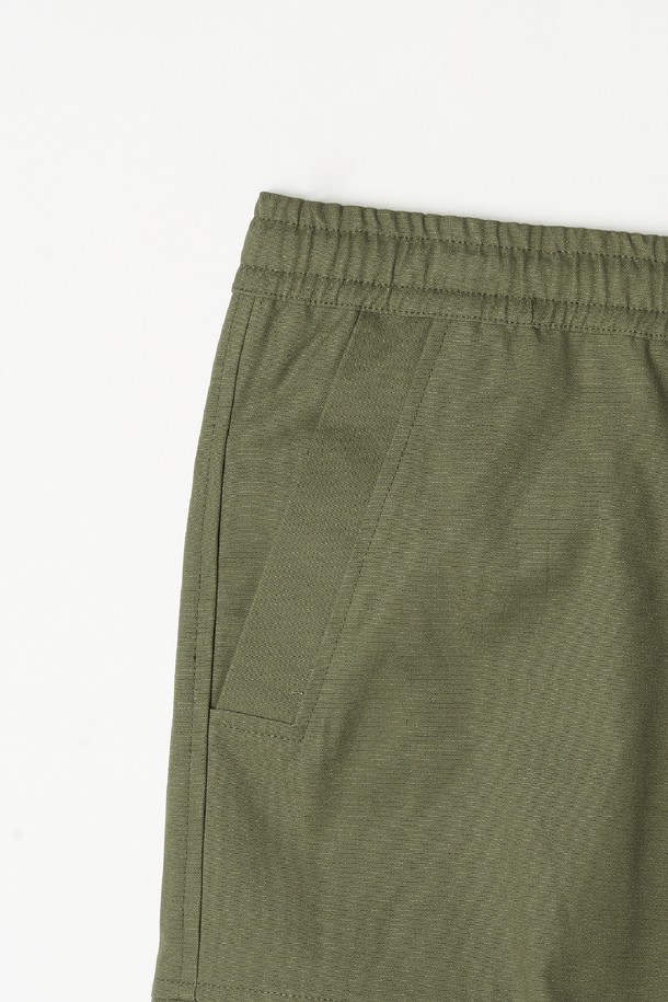 캐주얼과 스트릿 스타일을 넘나드는 스트링 조거 카고 팬츠입니다. 부드러운 면 소재로 제작되어 편안한 착용감을 선사하며, 봄, 여름 시즌에 적합한 얇은 두께감으로 활동성을 높였습니다. 넉넉한 릴랙스핏 조거 디자인에 밴딩 허리와 스트링, 카고 포켓 디테일을 더해 실용성을 더했습니다. 카키, 올리브 등 5가지 다채로운 컬러로 출시되어, 취향에 맞는 스타일을 연출할 수 있습니다. 미니멀한 상의와 매치하여 깔끔하면서도 개성 있는 룩을 완성해보세요.
