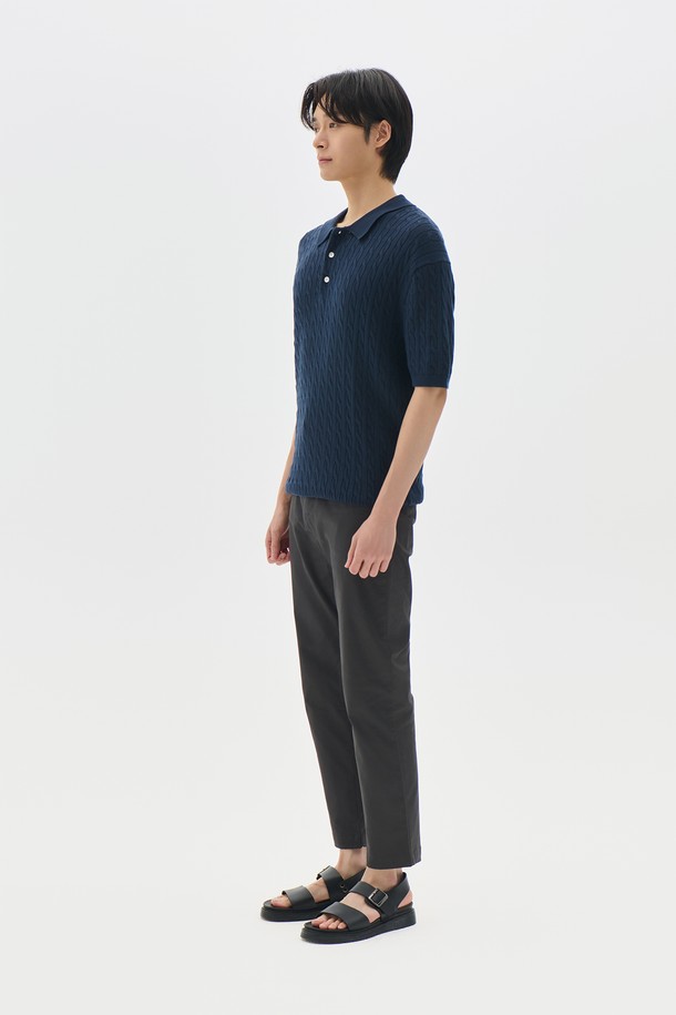 **테이퍼드 치노 팬츠 6컬러**는 베이직하고 캐주얼한 스타일을 추구하는 남성분들을 위한 면 소재의 치노 팬츠입니다. 일상생활은 물론 출근룩, 비즈니스 캐주얼에도 활용하기 좋으며, 봄, 가을에 적합합니다. 테이퍼드 핏으로 다리가 슬림해 보이는 효과를 주며, 블랙, 베이지, 네이비, 카키, 그레이, 브라운 6가지의 다채로운 컬러로 출시되었습니다. 미니멀, 클래식, 캐주얼 등 다양한 스타일을 연출할 수 있어 활용도가 높습니다. 무지 디자인으로 어떤 상의와도 쉽게 매치할 수 있습니다.
