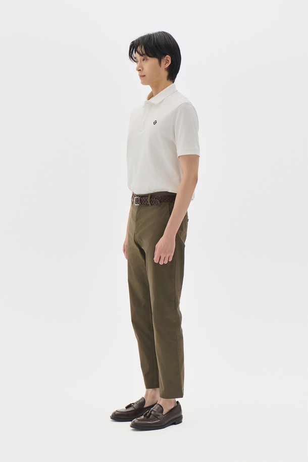 남성용 테이퍼드 치노 팬츠 6컬러입니다. 봄, 가을에 어울리는 면 소재의 긴 기장 바지로, 베이직하고 캐주얼한 스타일을 연출합니다. 카키, 베이지, 블랙, 네이비, 그레이, 브라운 6가지 색상으로 출시되어 출근룩, 데이트룩 등 다양한 TPO에 활용 가능합니다. 미니멀, 클래식, 캐주얼 스타일을 즐기는 남성분들께 추천하는 테이퍼드 핏 치노 팬츠입니다. 무지 디자인으로 어떤 상의에도 잘 어울립니다.
