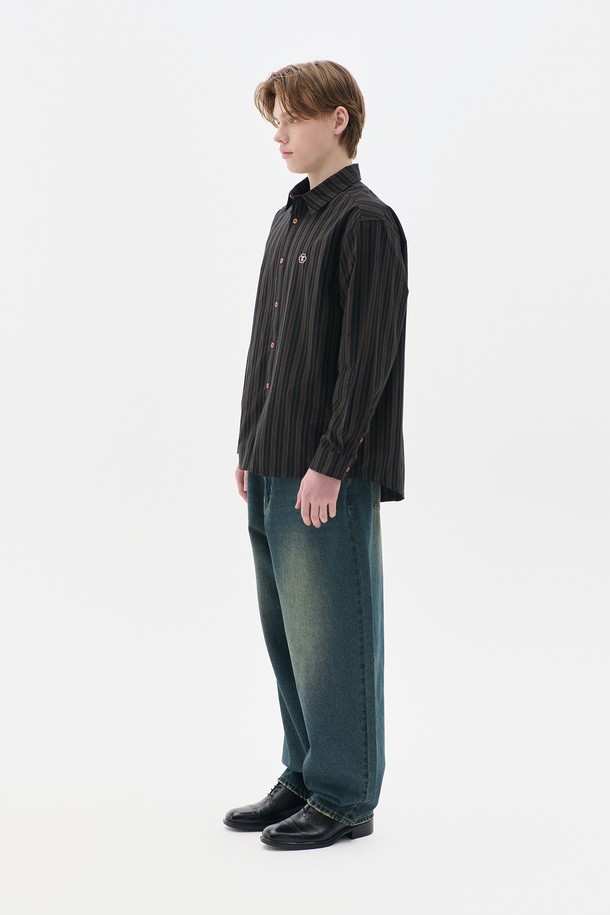 TC 로고 스트라이프 워크 셔츠 블랙은 남성용 상의입니다. 봄, 가을에 어울리는 레귤러핏 긴소매 셔츠로, 캐주얼 및 베이직 스타일을 연출하기 좋습니다. 부드러운 면 소재로 제작되었으며, 차이나칼라와 스트라이프 패턴이 특징입니다. 일상뿐만 아니라 비즈니스 캐주얼, 출근룩에도 활용 가능하며, TC 로고 디테일로 포인트를 더했습니다. 미니멀, 클래식, 캐주얼 스타일을 즐기는 분들께 추천합니다.
