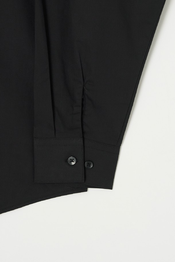 **베이직 포플린 셔츠 5컬러**는 일상과 비즈니스 캐주얼에 모두 활용하기 좋은, 미니멀하고 클래식한 스타일의 긴소매 셔츠입니다. 부드러운 촉감의 포플린 면 소재로 제작되어 봄, 여름, 가을에 시원하게 착용할 수 있습니다. 레귤러 핏으로 편안한 착용감을 선사하며, 차이나 칼라 디자인으로 깔끔한 인상을 줍니다. 무지 디자인에 블랙 컬러로, 어떤 옷에도 잘 어울려 데일리 셔츠로 활용하기 좋습니다. 얇은 두께감으로 간절기에도 부담 없이 착용할 수 있습니다.