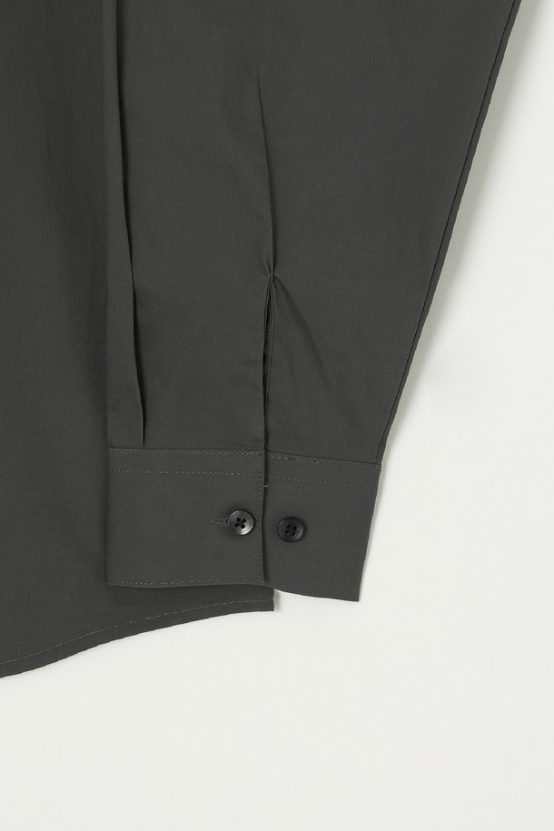 베이직 포플린 셔츠 5컬러는 남녀 모두 착용 가능한 기본 셔츠입니다. 봄, 가을에 어울리는 얇은 두께의 면 소재로 제작되어 부드러운 촉감을 선사하며, 레귤러핏으로 편안하게 착용할 수 있습니다. 차이나칼라와 긴 소매 디자인으로 미니멀하고 클래식한 무드를 연출하며, 출근룩이나 비즈니스 캐주얼 스타일에도 활용하기 좋습니다. 그레이 컬러를 포함한 5가지 색상으로 출시되어 다양한 스타일을 연출할 수 있습니다. 무지 디자인의 포플린 원단 셔츠로, 베이직한 디자인을 선호하는 분들께 추천합니다.
