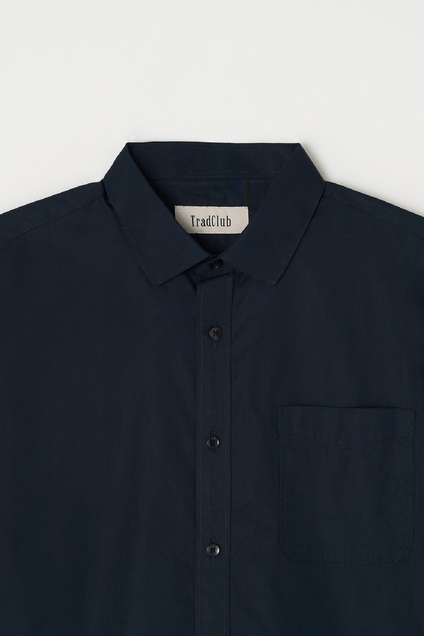 베이직 포플린 셔츠 5컬러는 남녀 모두 착용 가능한, 미니멀하고 베이직한 디자인의 긴소매 셔츠입니다. 부드러운 면 소재의 포플린으로 제작되어 봄, 여름, 가을에 시원하고 편안하게 착용할 수 있습니다. 레귤러핏에 차이나칼라, 버튼 여밈 방식으로 클래식하고 깔끔한 스타일을 연출합니다. 출근룩이나 비즈니스 캐주얼에 활용하기 좋으며, 블랙, 화이트, 네이비, 베이지, 블루 5가지 다채로운 컬러로 출시되었습니다. 유행을 타지 않는 디자인으로, 어떤 옷에도 쉽게 매치하여 미니멀한 스타일을 완성해보세요.
