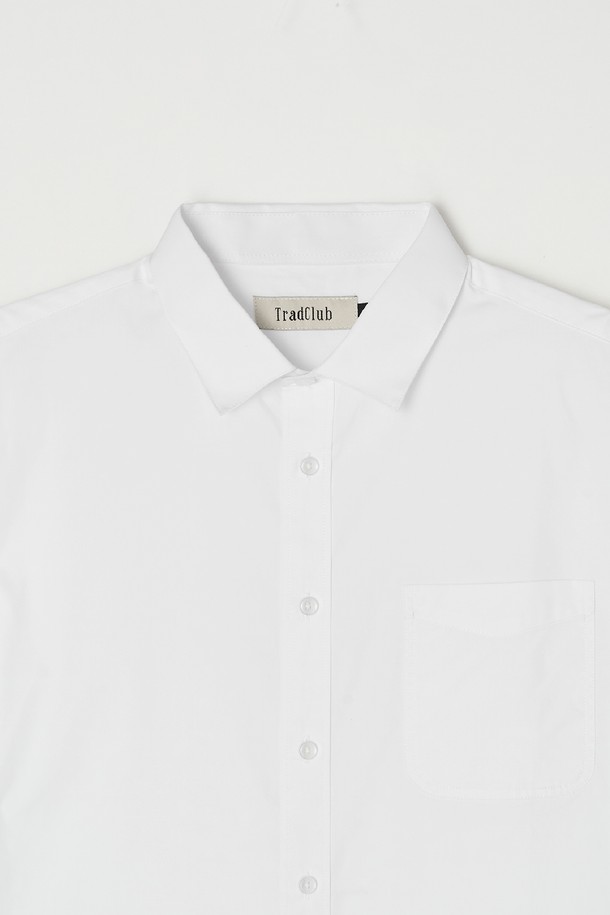 베이직 포플린 셔츠 5컬러는 남녀 모두 착용 가능한 미니멀 스타일의 셔츠입니다. 부드러운 면 소재의 레귤러핏으로 제작되었으며, 차이나칼라와 긴 소매 기장이 특징입니다. 봄, 여름, 가을 시즌에 활용하기 좋으며, 얇은 두께감으로 편안한 착용감을 선사합니다. 출근룩, 비즈니스 캐주얼, 데이트룩 등 다양한 TPO에 맞춰 미니멀, 클래식, 캐주얼 스타일로 연출할 수 있습니다. 화이트 컬러의 무지 디자인으로 어떤 옷에도 쉽게 매치하여 톤온톤, 포인트 코디가 가능합니다.
