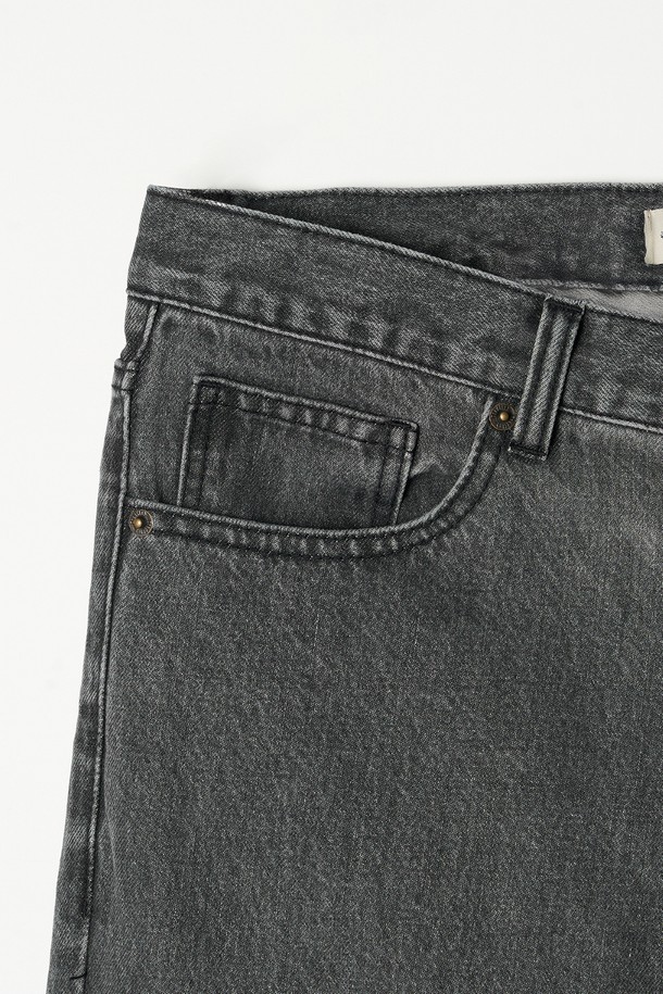 **스트레이트 데님 팬츠 5컬러**는 베이직하면서 캐주얼한 스타일의 데님 팬츠입니다. 봄, 여름, 가을 계절에 적합하며, 일상복으로 활용하기 좋습니다. 블랙, 그레이, 화이트, 블루, 네이비 5가지 컬러로 출시되어 다양한 코디에 활용할 수 있습니다. 뻣뻣한 촉감의 데님 소재로 제작되었으며, 레귤러 핏과 스트레이트 바지 핏으로 편안하게 착용 가능합니다. 출근룩, 데이트룩 등 다양한 TPO에 캐주얼, 미니멀, 클래식 스타일로 연출해 보세요.
