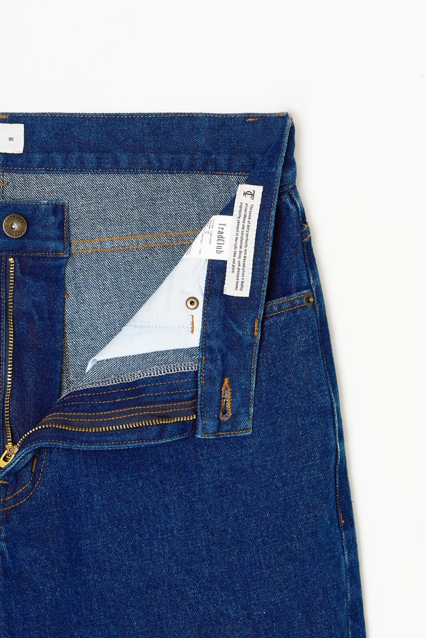 베이직하고 캐주얼한 스타일의 스트레이트 데님 팬츠입니다. 남녀 공용으로 착용 가능하며, 일상복으로 활용하기 좋습니다. 블루, 네이비, 블랙, 그레이, 화이트 5가지 컬러로 출시되어 폭넓은 선택이 가능합니다. 봄, 여름, 가을 시즌에 적합하며, 레귤러 핏에 뻣뻣한 데님 소재로 제작되었습니다. 출근룩과 데이트룩에 모두 잘 어울리는 미니멀하고 클래식한 디자인입니다.
