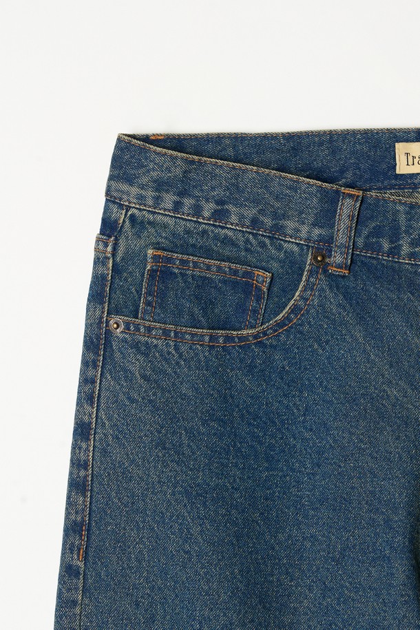 다섯 가지 컬러로 출시된 스트레이트 데님 팬츠입니다. 봄, 여름, 가을 세 계절 모두 활용 가능한 레귤러핏의 긴 기장 데님 팬츠로, 베이직하고 캐주얼한 스타일을 연출하기 좋습니다. 뻣뻣한 촉감의 데님 소재로 제작되었으며, 무지 디자인이 특징입니다. 출근룩과 데이트룩에 모두 잘 어울리는 기본 아이템으로, 다양한 상의와 매치하여 미니멀, 캐주얼, 클래식 스타일을 완성해 보세요.
