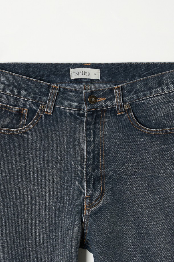 5가지 컬러로 출시된 스트레이트 데님 팬츠입니다. 남녀 모두 착용 가능하며, 봄, 여름, 가을 세 계절에 걸쳐 활용할 수 있습니다. 베이직하고 캐주얼한 스타일로, 다양한 상의와 매치하기 용이합니다. 데님 소재 특유의 뻣뻣한 촉감과 무지 디자인이 특징이며, 스트레이트핏으로 깔끔한 실루엣을 연출합니다. 블랙, 네이비, 그레이, 블루, 중청까지 5가지 다채로운 컬러 옵션을 제공합니다.
