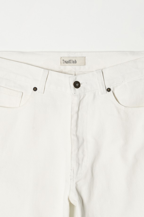 **스트레이트 데님 팬츠 5컬러**는 남녀 모두 착용 가능한 데님 팬츠입니다. 베이직하고 캐주얼한 스타일로, 일상복으로 활용하기 좋습니다. 봄, 여름, 가을 세 계절에 걸쳐 입을 수 있으며, 화이트, 블랙, 블루, 크림, 베이지 5가지 다채로운 컬러로 출시되었습니다. 출근룩과 데이트룩에 모두 잘 어울리며, 캐주얼, 미니멀, 클래식 스타일을 연출하기 좋습니다. 스트레이트핏으로 다리가 길어 보이는 효과를 줍니다.
