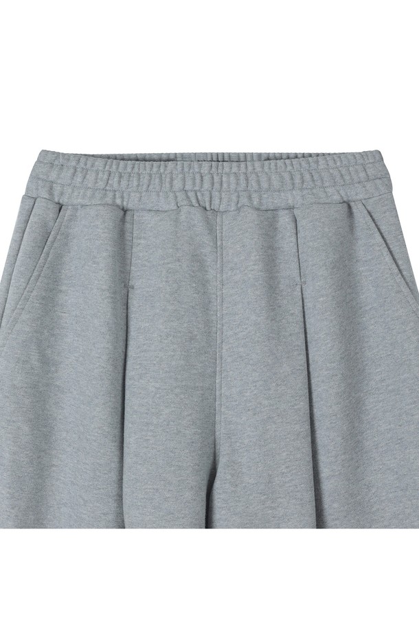 부드러운 기모 안감으로 포근함을 더한 베이직 원턱 기모 스웨트 와이드 팬츠입니다. 넉넉한 루즈핏 와이드 디자인으로 편안한 착용감을 선사하며, 일상, 피트니스 등 다양한 활동에 활용하기 좋습니다. 가을, 겨울 시즌에 어울리는 두꺼운 두께감으로 따뜻하게 입을 수 있으며, 무지 디자인으로 어떤 상의와도 쉽게 매치할 수 있습니다. 캐주얼, 미니멀, 스포티한 스타일을 연출하기 좋으며, TPO에 따라 피트니스룩, 집콕룩, 산책룩으로 활용 가능합니다. 허리 밴딩과 원턱 디테일로 편안함과 스타일을 모두 갖춘 제품입니다.
