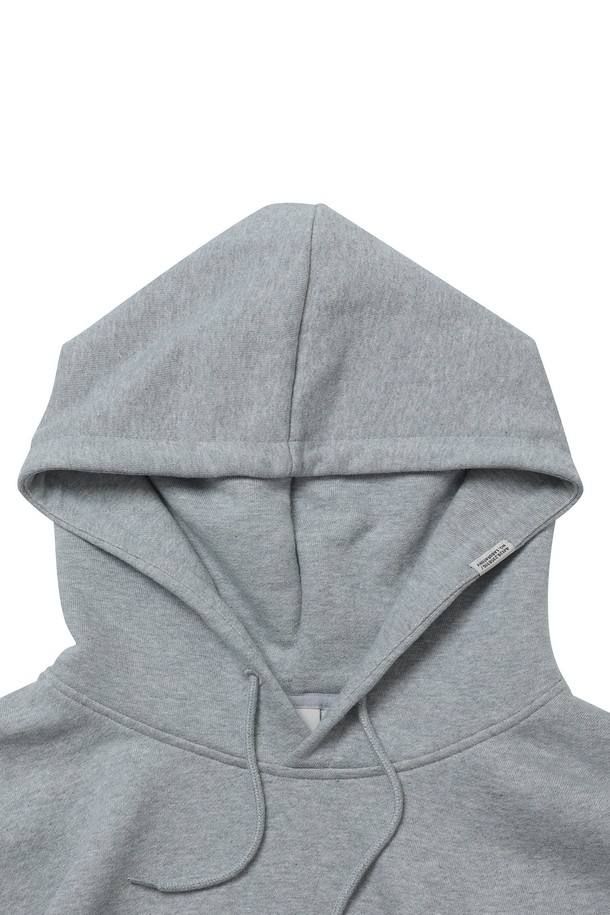 부드러운 기모 안감으로 따뜻함을 더한 베이직 기모 스웨트 오버 후드티입니다. 넉넉한 오버핏으로 편안한 착용감을 선사하며, 캐주얼하고 미니멀한 스타일을 연출합니다. 데일리룩, 집콕룩, 산책룩 등 다양한 TPO에 활용하기 좋습니다. 무지 디자인에 그레이 컬러로 어떤 스타일에도 쉽게 매치할 수 있으며, 긴 소매와 후드 디자인으로 보온성을 높였습니다. 포켓 디테일로 실용성까지 갖춘 가을, 겨울 필수템입니다.
