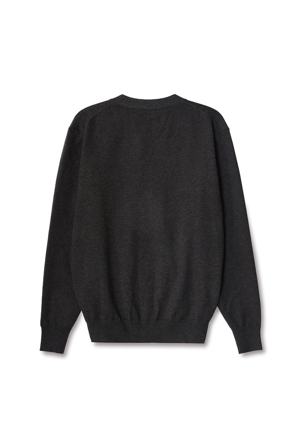 트래드클럽 베이직 가디건은 여성 고객을 위한 데일리 니트 가디건입니다. 부드러운 촉감의 니트 소재로 제작되었으며, 봄, 가을에 착용하기 좋은 얇은 두께감입니다. 레귤러핏에 V넥 디자인, 긴 소매, 무지 패턴의 블랙 컬러로, 클래식하고 미니멀한 스타일을 연출합니다. 싱글 버튼 여밈 방식이며, 출근룩, 오피스룩, 데이트룩 등 다양한 TPO에 활용 가능합니다.
